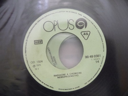 platňa radiačné a chemické nebezpečenstvo